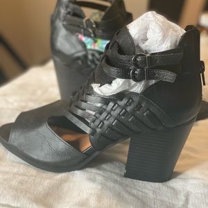 Shoes are a 9wide . Never tried on onnce